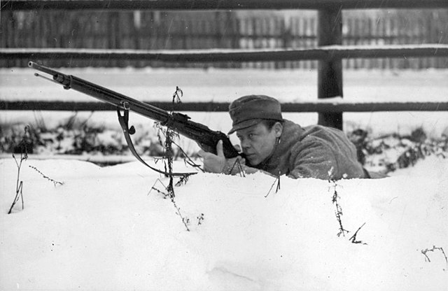 Финский солдат с винтовкой Мосина