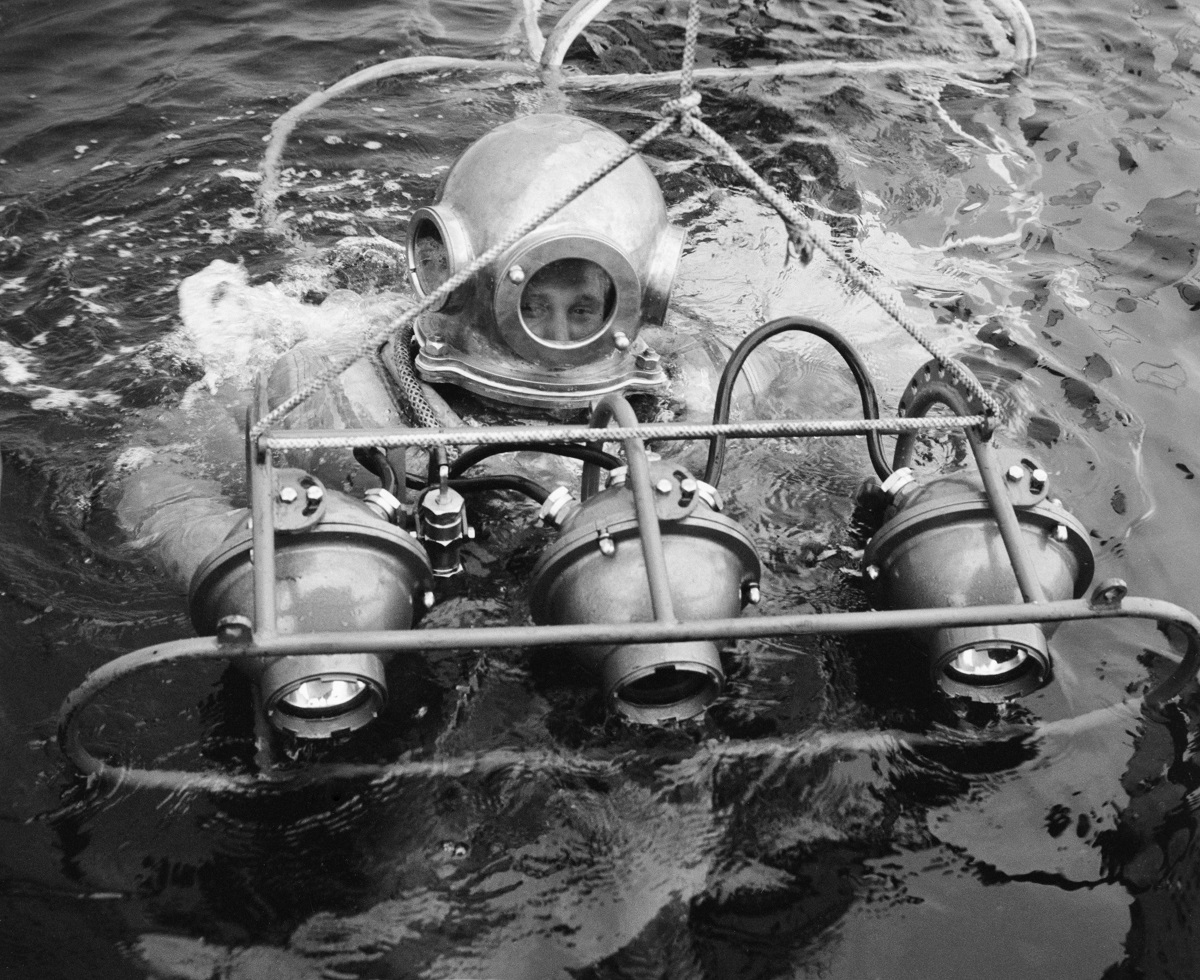 Водолаз Андрей Ященко во время погружения с фотоаппаратом для подводной съемки, 1964 год
