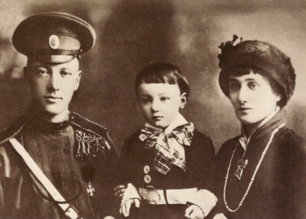 Лев Гумилев с родителями - Николаем Гумилевым и Анной Ахматовой