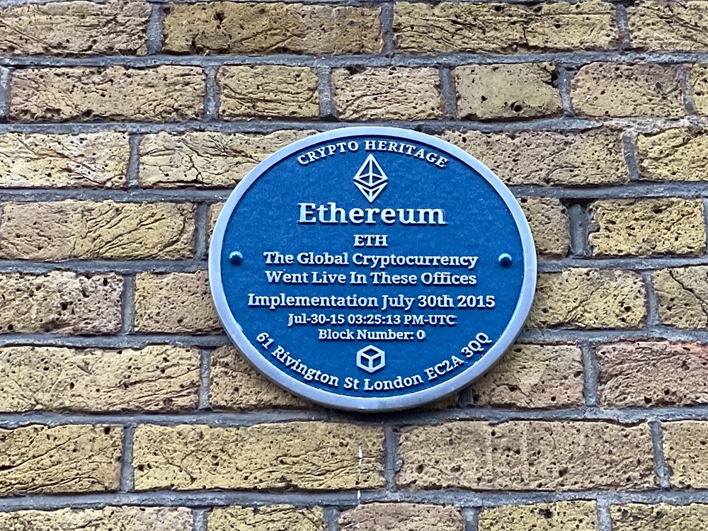 Мемориальная табличка "Здесь был изобретен Etherium"